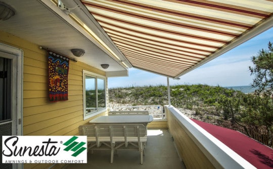 how do retractable awnings work
